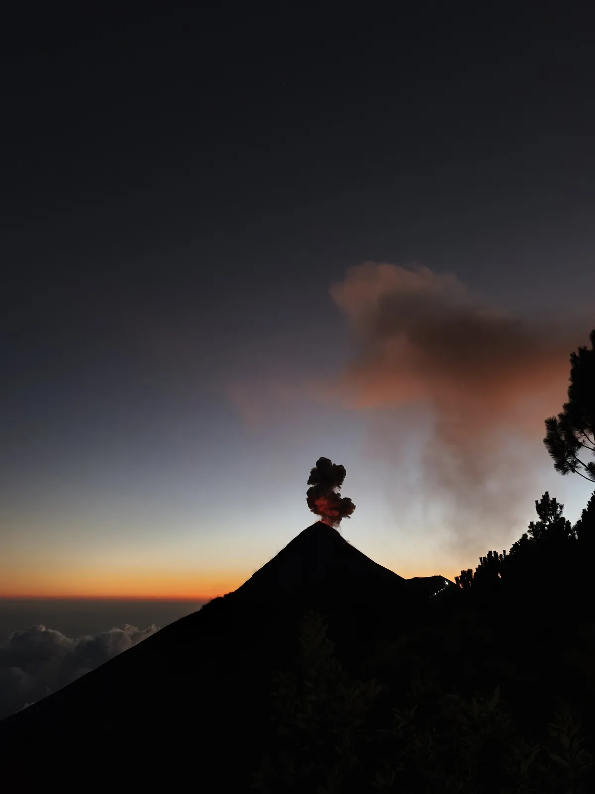 Volcán Fuego al atardecer