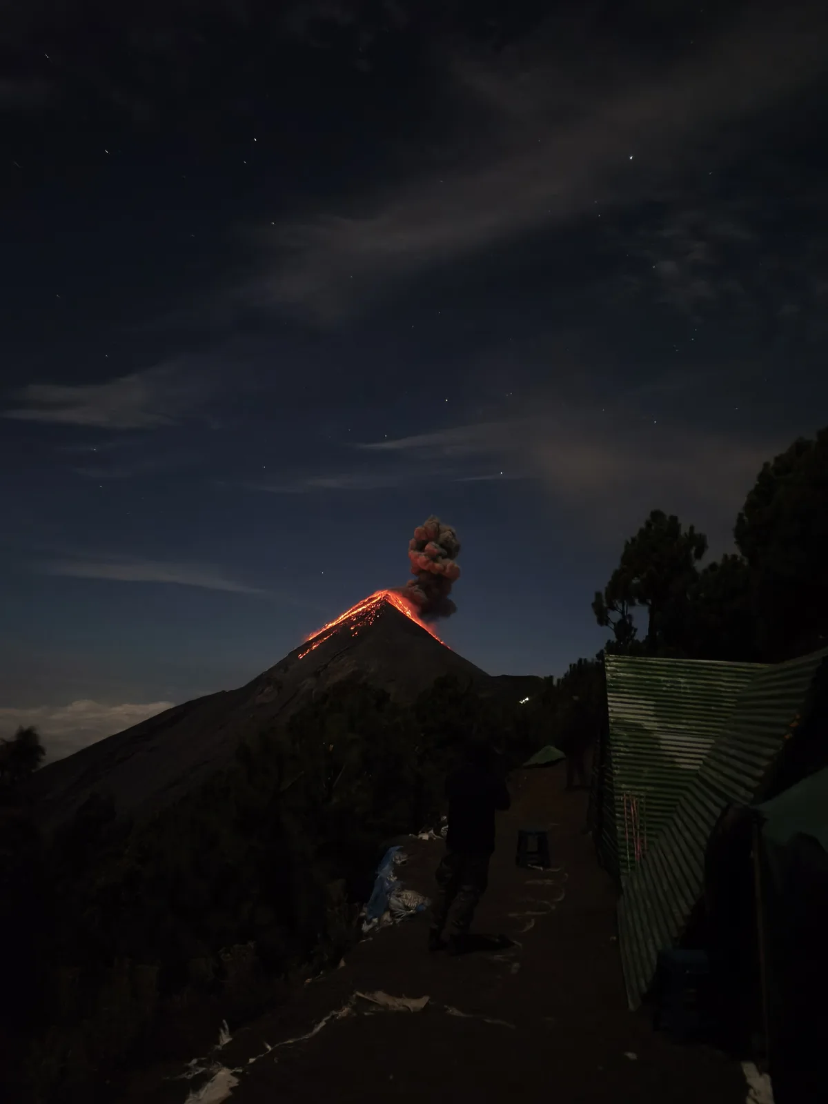 Cabaña del campamento con erupción del Fuego