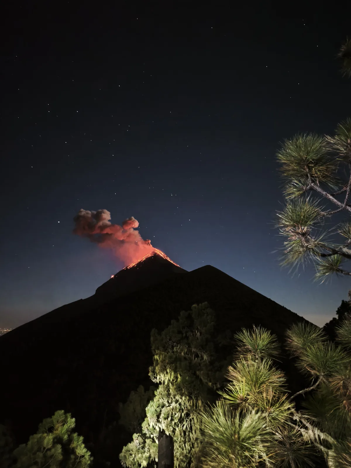 Erupción Volcán Fuego vista desde campamento